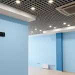 Потолок Грильято GL15 100x100 белый в коридоре