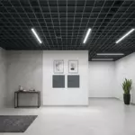 Потолок Грильято GL15 150x150 графит в коридоре